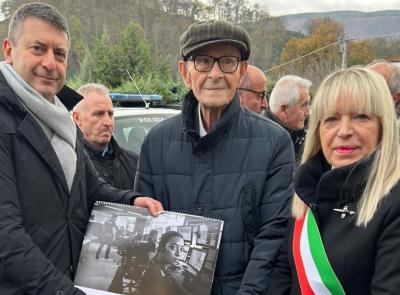 San Severino festeggia i 100 anni di Alessandro Sassaroli: per l'ex poliziotto picchetto d'onore e tante autorità presenti