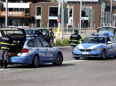 Fermato al casello dell'A14, in auto trovati 6 chili di hashish: in manette 64enne disoccupato