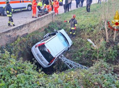 Jesi, perde il controllo dell'auto e finisce in un canale: donna estratta dai vigili del fuoco (FOTO)