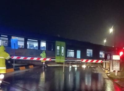 Macerata, auto incastrata nel passaggio a livello e pianta caduta: caos in via Roma, traffico in tilt