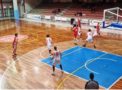 Pallacanestro, la Climacalor si scioglie nel derby: il Basket Tolentino vince 70-49