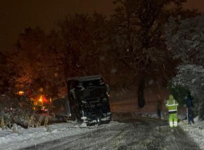 Camerino, camion esce di strada per la neve: strada chiusa al traffico (FOTO)