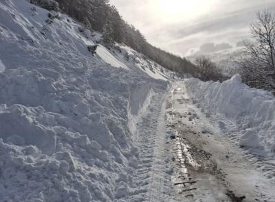 Tormenta di neve nell'entroterra, chiuse tre strade. Parcaroli: “Non avventuratevi, situazione critica"