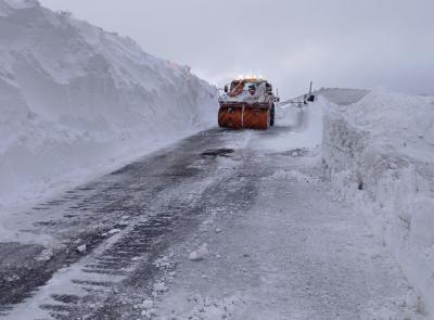 Maltempo e neve, al lavoro senza sosta per riaprire le strade: restano chiuse la Sp 156 e altre arterie montane