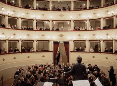 Civitanova, il Concerto di Natale incanta il pubblico al teatro Annibal Caro: da Vivaldi, Handel a Bach