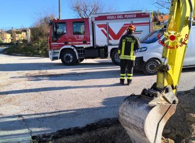 Apiro, fuga di gas: evacuate tredici persone, vigili del fuoco al lavoro da ore