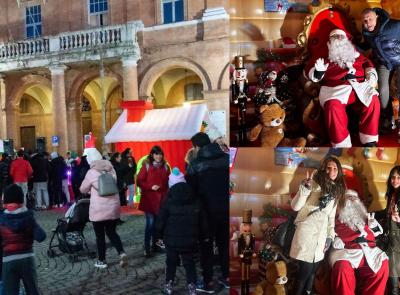 Matelica, il "Villaggio di Babbo Natale" anima piazza Mattei: giochi, regali e molto divertimento