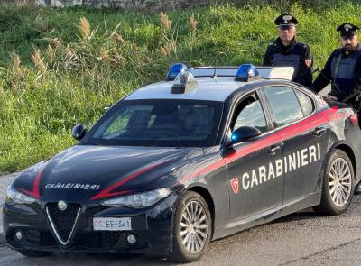 Macerata - Afferra per il collo la titolare e tenta il colpo in un negozio l'ultimo dell'anno: arrestato 36enne