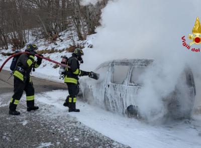 Auto a metano divorata dalle fiamme: intervento dei vigili del fuoco a Castelsantangelo sul Nera