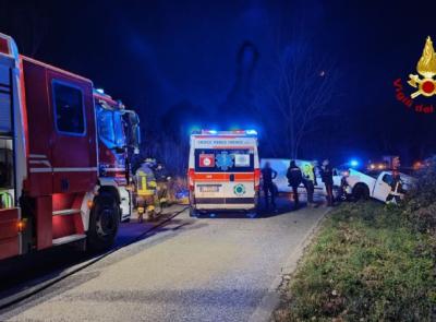 Frontale tra furgone e pick-up lungo la provinciale: feriti tre giovani, una ragazza al Torrette