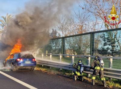 Auto in fiamme in autostrada: momenti di paura lungo l'A14 (FOTO)