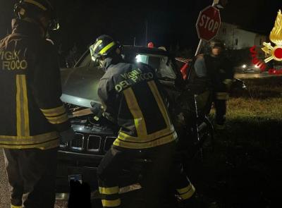 Recanati, schianto tra due auto all'incrocio: tre feriti trasportati all'ospedale