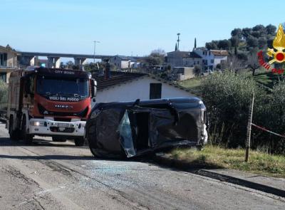 Perde il controllo dell'auto e si ribalta sulla carreggiata: conducente estratta dalle lamiere