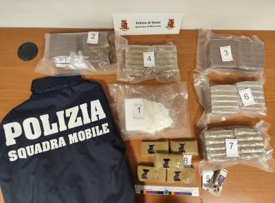 Porto Recanati, gira in auto con mezzo chilo di cocaina e 6 kg di hashish: arrestato un 20enne