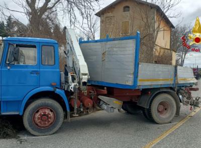 Perde il controllo del camion, il cassone urta un altro mezzo pesante: 46enne grave a Torrette (FOTO)