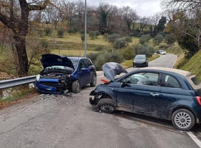 San Severino, scontro tra due auto sulla "lunga di Serripola": due feriti in ospedale (FOTO)