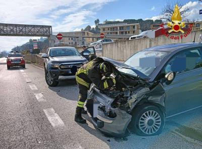 Scontro frontale tra suv e utilitaria: donna estratta dalle lamiere e trasferita a Torrette