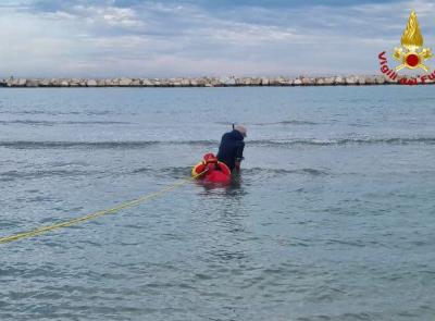 Pescatore resta intrappolato nella sabbia: salvato dai vigili del fuoco a Marina Palmense