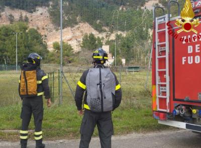 Perde l'orientamento dopo aver lasciato il sentiero e scivola: donna soccorsa dai vigili del fuoco