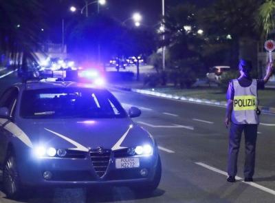 Non si fermano all'alt, inseguimento lungo l'Adriatica: auto bloccata a Civitanova