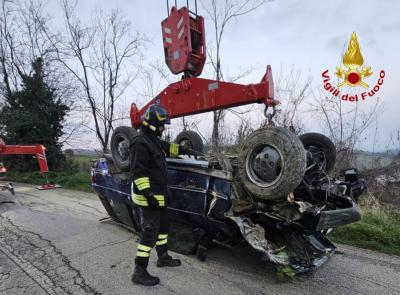 Esce di strada con l'auto e vola in una scarpata per 15 metri: uomo in ospedale (FOTO)