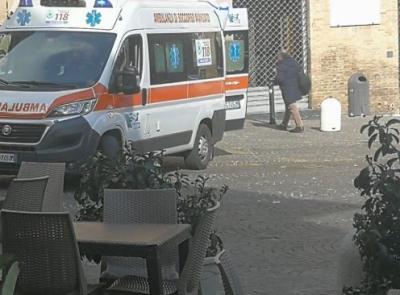 Macerata, dramma in centro: carabiniere in pensione accusa un malore e muore in strada