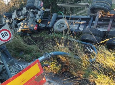 Abbadia di Fiastra, camion si ribalta e finisce fuori dalla carreggiata: la provinciale 78 chiusa al traffico (FOTO)