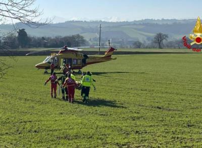 Treia, Scontro tra due furgoni, persona estratta e trasportata in ospedale