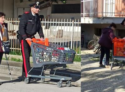 Montecassiano, non riesce a spingere il carrello della spesa: i Carabinieri aiutano una signora con le stampelle