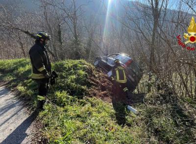 Incidente a Serrapetrona: auto resta in bilico su una scarpata, conducente estratto dai vigili del fuoco