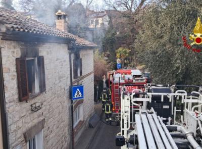 Scoppia incendio in un appartamento: immobile inagibile