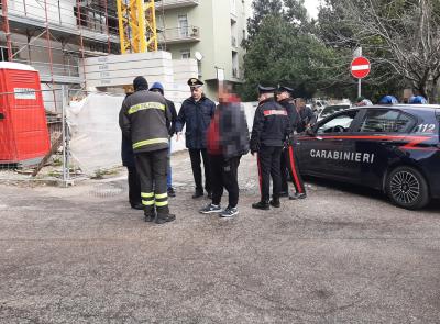 Tolentino, operai minacciano di buttarsi dalla gru: la seconda protesta in 7 giorni di padre e figlio