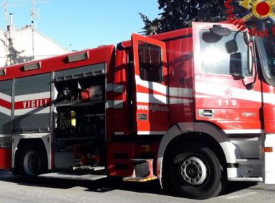 Recanati, nelle notte a fuoco due auto: danneggiata la facciata di un condominio, anziana soccorsa