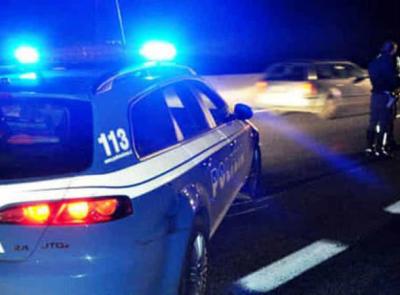 Bambino trovato solo in strada alle 2 di notte: lo salvano i poliziotti e lo riportano a casa
