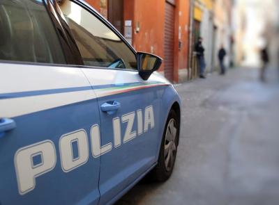 Aggredisce donna in un bar poi si scaglia contro i poliziotti: divieto di accesso fino al 2028