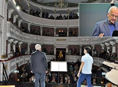 Teatro di Caldarola sold-out per Walter Veltroni: le emozioni degli anni Sessanta conquistano la platea