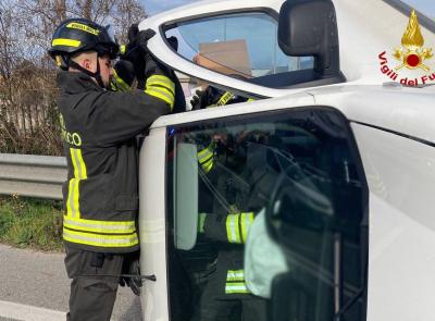 Incidente lungo la Statale, si scontrano un'auto e un furgoncino