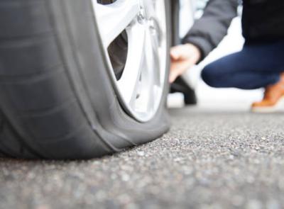 Macerata, buca le gomme dell'auto dell'insegnante: studente segnalato alla Procura