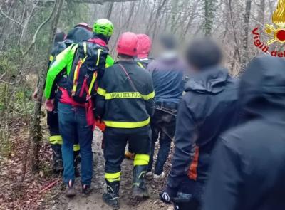 Ciclista cade e rimane bloccato su un sentiero impervio: sul posto vigili del fuoco e soccorso alpino