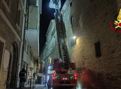 Macerata, parti pericolanti in un edificio storico: intervengono i vigili del fuoco