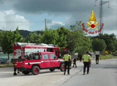 Auto precipita nel fiume dopo un volo di 4 metri: donna in ipotermia trasferita a Torrette