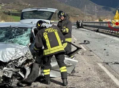 Auto contromano lungo la Statale 76 provoca un frontale: un uomo a Torrette in codice rosso