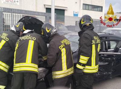 Scontro tra auto e camion: tre feriti in ospedale