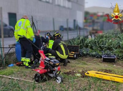 Resta incastrato nelle lame della motozappa: uomo finisce in ospedale