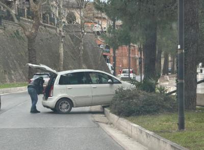 Macerata, auto finisce fuori strada in viale Puccinotti: nell'impatto divelto un palo della luce (FOTO)