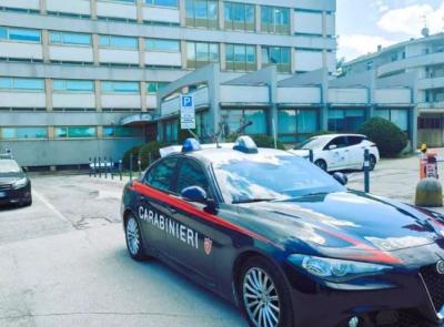 Deve sottoporsi a una piccola operazione, ma è alterato: 69enne aggredisce sanitari e carabinieri