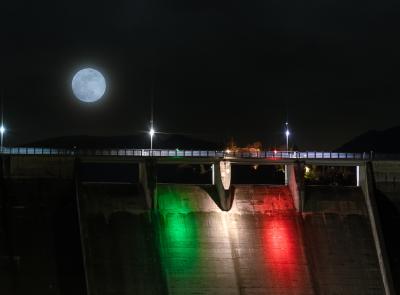 "Bagliori nella notte", la diga di Castreccioni si illumina con il tricolore