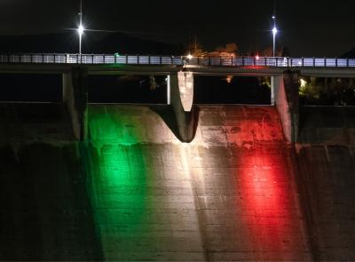 "Bagliori nella notte", la diga di Castreccioni si illumina con il tricolore