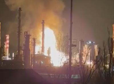 Falconara, incendio alla raffineria Api: intervento dei vigili del fuoco in corso