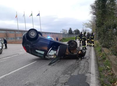 Recanati, auto si ribalta sulla strada